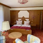 לינה וארוחת בוקר Gaestehaus Huber 3*